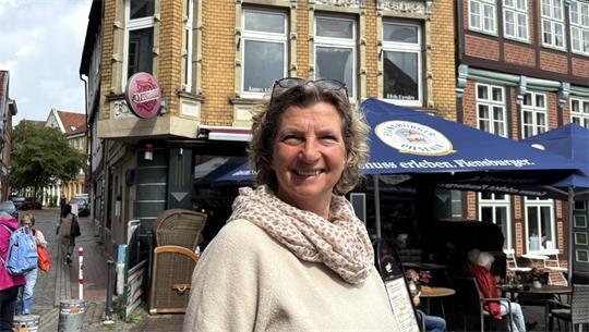 Kirsten Werner ist die Eigentümerin des historischen Hauses am Wasser West 1 am Stader Fischmarkt.