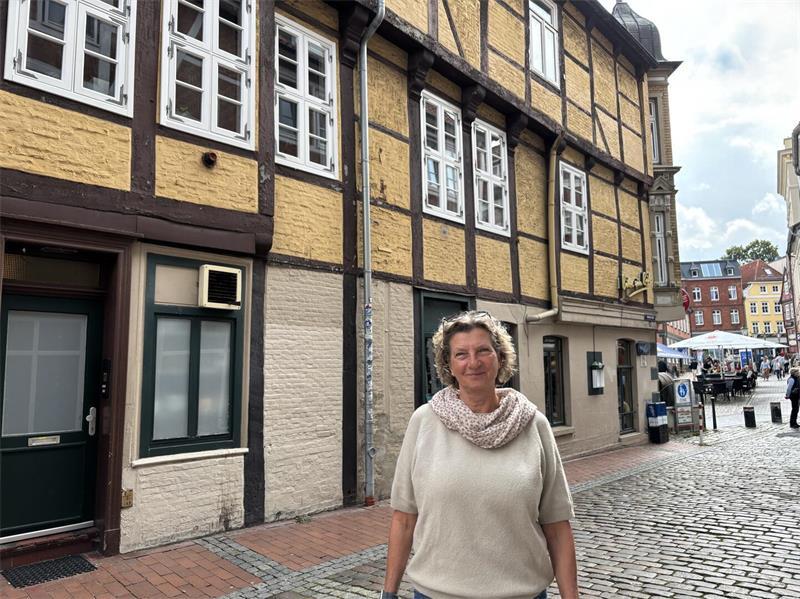 Dieses alte Haus am Stader Fischmarkt hat einen Brand-Schutzengel Kirsten Werner steht in der Kehdinger Straße. An dieser Seite ist noch die Fachwerkfassade des Hauses zu erkennen.