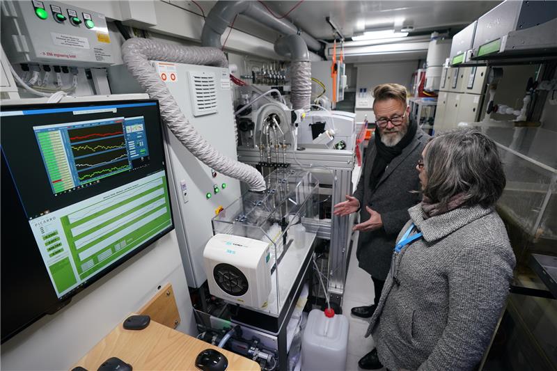 Neue Forschungsplattform soll Leben in der Elbe retten Kirstin Dähnke, Biogeochemikerin, zeigt Minister Claus Ruhe Madsen (parteilos) die neue Technik. Foto: Marcus Brandt/dpa