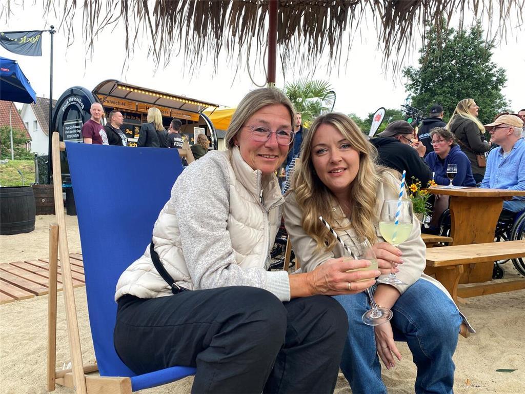 Kirstin Leven und Tochter Judith Buchholz chillen mit Limoncello Spritz in den L...