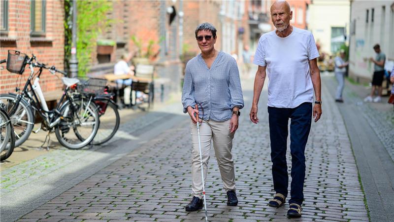 80-jähriger Lüneburger kämpft unermüdlich für selbstbestimmtes Sterben Kirstin Linck (l) und Hans-Jürgen Brennecke von der Deutsche Gesellschaft für Humanes Sterben e. V.