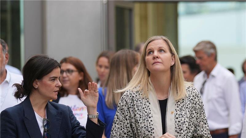 IOC lässt Russen unter Auflagen für Winter-Olympia zu Kirsty Coventry (r) äußert sich zum Start von russischen Athleten bei Winter-Olympia in Italien