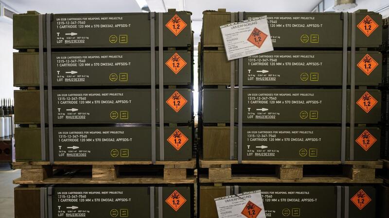 Kisten mit 120-Millimeter KE Panzermunition stehen in einer Halle bei Rheinmetall.