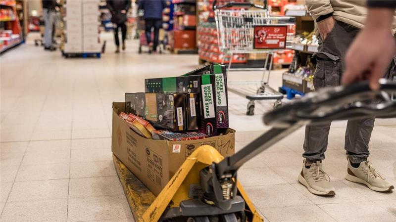 Volle Warentische - Silvestergeschäft angelaufen Kistenweise schieben Feuerwerks-Fans zum Verkaufsstart die Böller und Raketen aus den Läden.