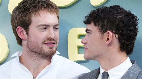 Kit Connor (links) und Joe Locke am 14. Juli bei der Premiere des Films „Heartstopper Forever“ in London. (Archivbild)