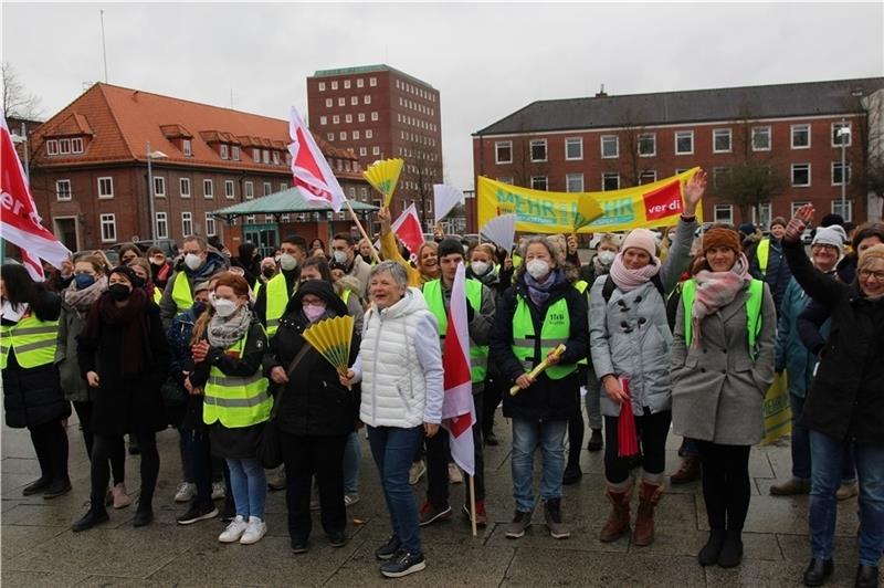 Kita-Beschäftigte aus aus Stade, Buxtehude, Fredenbeck, Apensen und Wischhafen, außerdem einige aus den Nachbarlandkreisen Cuxhaven und Rotenburg machten ihrem Unmut Ende März auf dem Platz Am Sande in Stade Luft. Foto: Richter