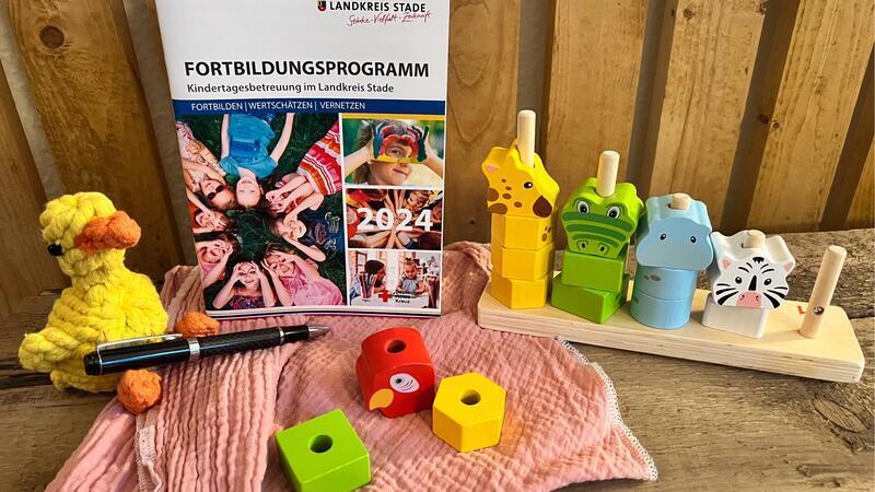 Kita-Fachkräfte können sich von der Internetseite des Landkreises Fortbildungsprogramm und Anmeldeformulare herunterladen.