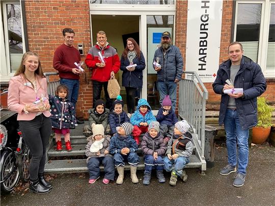 Kita-Kinder treffen obdachlose Gäste im Harburg-Huus : das DRK-Team um Thorben Goebel-Hansen (rechts) und Kita-Leiterin Susan Spangenberg (obere Reihe, Dritte von links.). Foto: DRK Harburg