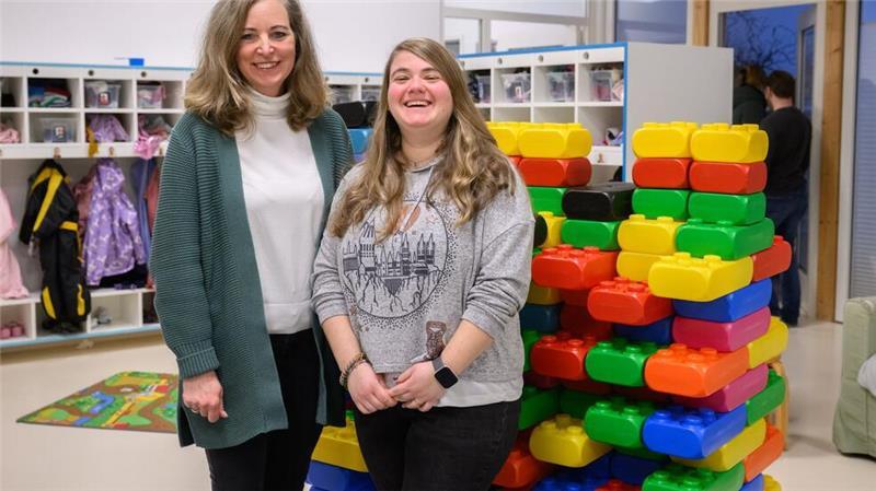 Krähenwinkel statt Barcelona - als Erzieherin in Deutschland Kita-Leiterin Melanie Lüschen (links) ist begeistert von Brenda Hornos Justicia aus Barcelona. „Brenda ist ein Herzensmensch“, sagt die Kita-Leiterin.
