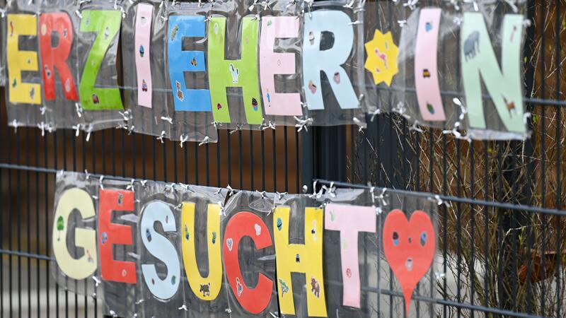 Erzieher verdienen schlecht? Sechs Mythen der Kita-Krise im Faktencheck Kita-Personal ist Mangelware. Auch ein großes, buntes Plakat hilft da oft nicht.