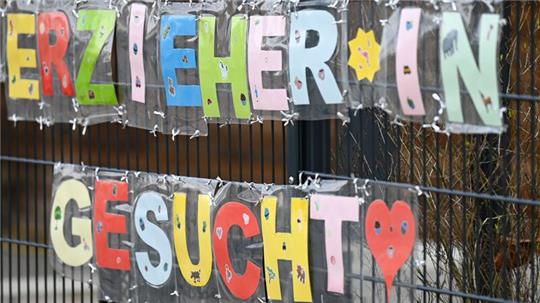 Kita-Personal ist Mangelware. Auch ein großes, buntes Plakat hilft da oft nicht.