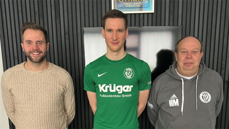 Klaas Krüger soll für mehr Torgefahr beim TSV Elstorf sorgen, hoffen Trainer Hartmut Mattfeldt (rechts) und Teammanager Nils Gosebeck.