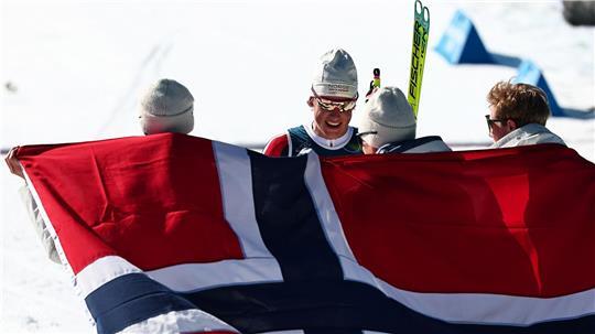 Klaebo (2.v.l.) siegte mit Norwegens Staffel souverän.