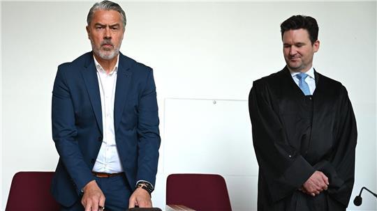 Kläger Matthias Timm neben seinem Anwalt Dennis Geissler zu Beginn der Bonner Verhandlung.