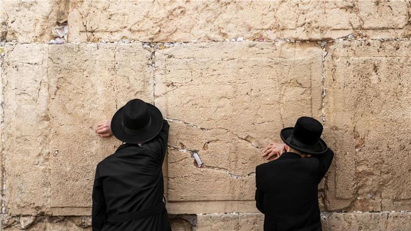 Klagemauer in Jerusalem: Jüdische Gläubige beten an der Klagemauer.