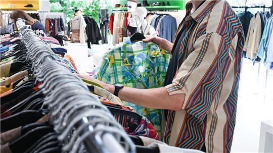 Klamotten in einem Second-Hand-Laden. Im Internet zieht der Verkauf von Ware aus zweiter Hand deutlich an. 