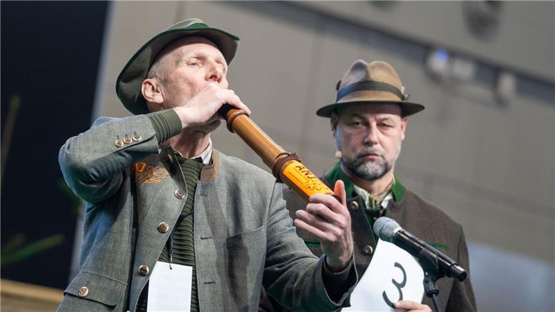 Klang von allen Teilnehmern am besten wie ein Hirsch: Der Gewinner der Deutschen Meisterschaft der Hirschrufer, Thomas Soltwedel (links).