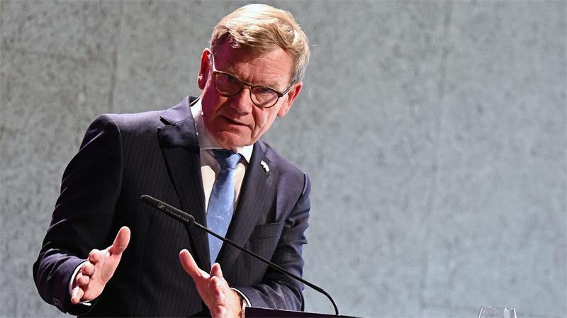 Klar in der Kritik, zögerlich bei den Konsequenzen: Der Außenminister bewertet in der Schweiz die Äußerungen des israelischen Polizeiministers.