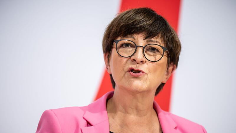 „Klar ist, wir werden weder beim Klimaschutz und seiner sozialgerechten Ausgestaltung noch beim Sozialstaat Einsparungen zulassen“, sagt SPD-Parteichefin Saskia Esken.