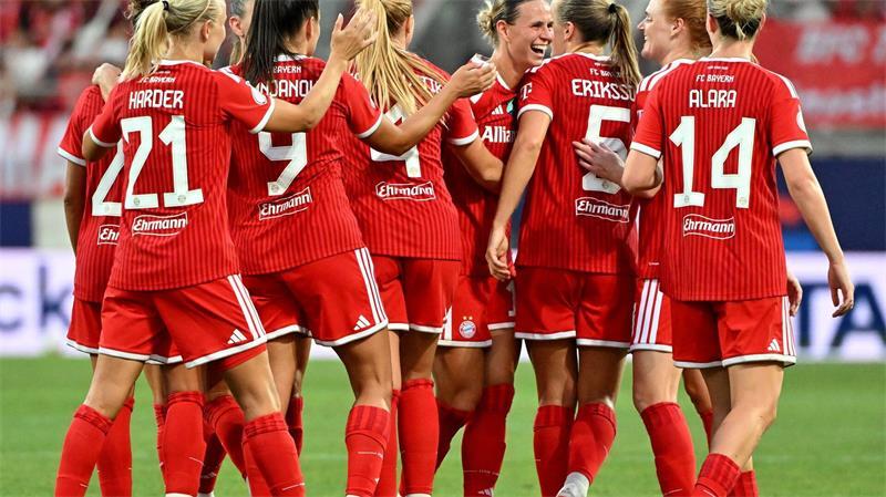Torhüterin Johannes patzt doppelt: Supercup für FC Bayern Klara Bühl (Mitte) glänzte beim Supercup in Ingolstadt.