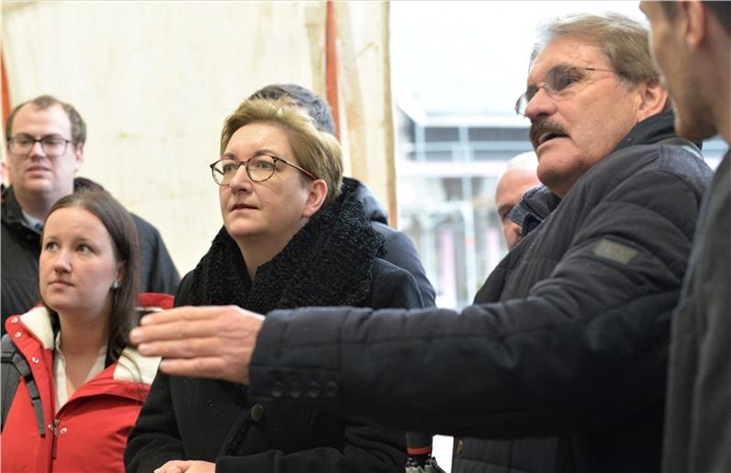 Klara Geywitz, Bundesministerin für Wohnen, Stadtentwicklung und Bauwesen, hörte Andreas Viebrock (rechts) interessiert zu. Foto: Fehlbus