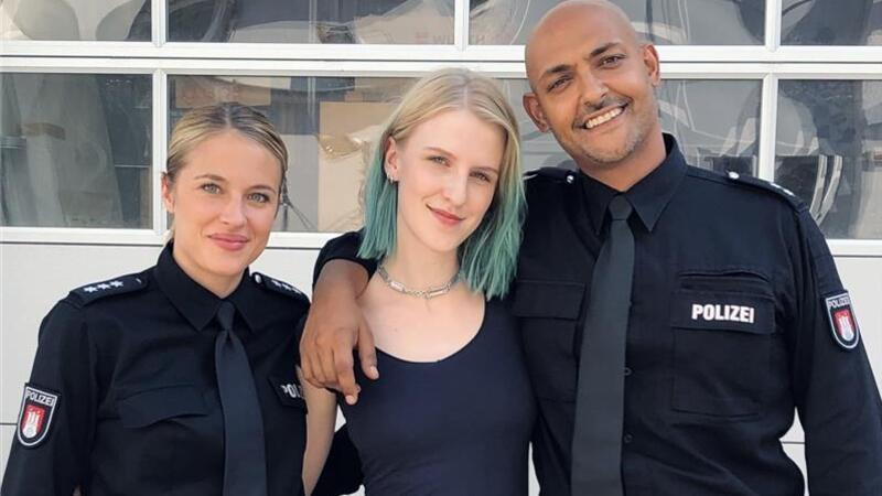 Klara Lange am Set von „Großstadtrevier“ mit den Darstellern Sinha Melina Gierke und Patrick Abozen.