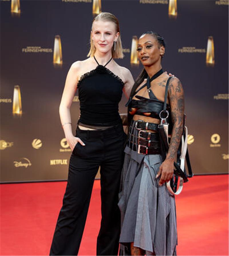Klara Lange mit Co-Darstellerin Nura Habib Imer beim Deutschen Fernsehpreis.