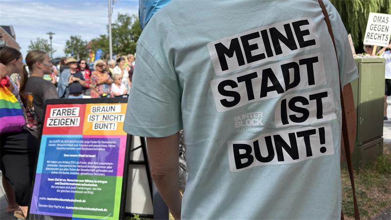 Lieber bunt statt braun: Horneburg setzt ein Zeichen für Vielfalt Klare Aussage: Viele Menschen kamen am Samstag zur Kundgebung für Demokratie, ein Miteinander und Vielfalt.