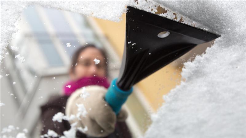 Klare Kante, aber sicher: Eiskratzer aus Kunststoff schonen die Scheiben.
