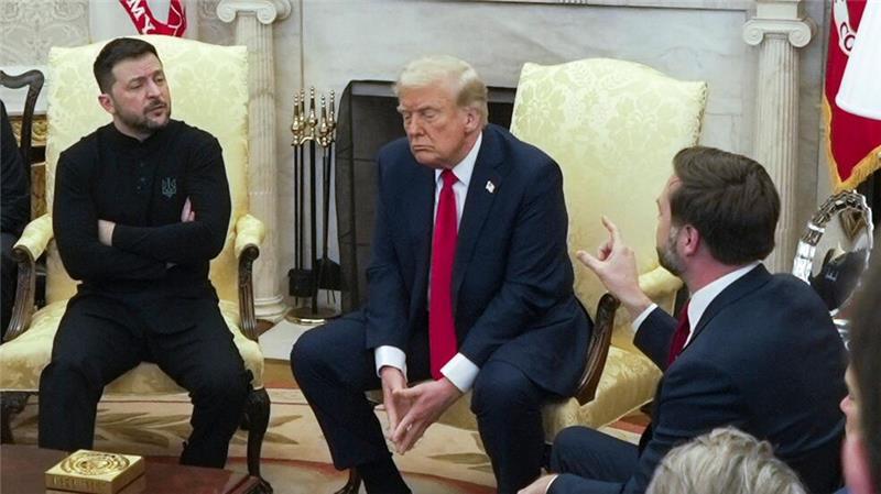 Klare Körpersprache: Selenskyj (l.) hört die Zurechtweisung durch den US-Präsidenten Trump und dessen Vize J.D. Vance. 