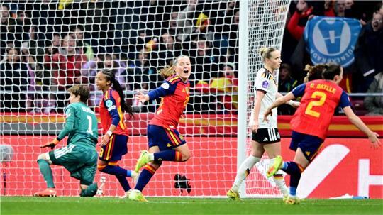 Klare Verhältnisse in Madrid: Doppeltorschützin Pina darf jubeln, Torhüterin Berger ist geschlagen.