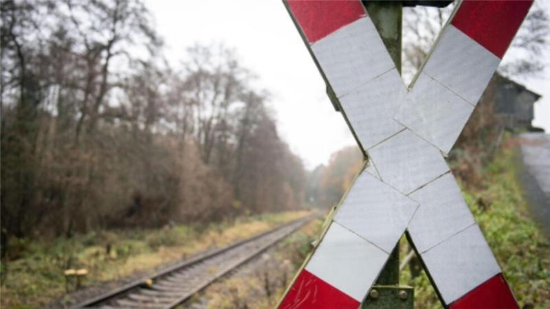 Klare Vorschriften der Straßenverkehrsordnung sind entscheidend für die Sicherheit an unbeschrankten Übergängen.