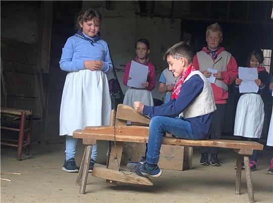 Klasse 2 der Grundschule Moisburg bei der Aufführung des Stückes „De Discher un sien Fro“ im Häuslingshaus am Kiekeberg. Foto: FLMK
