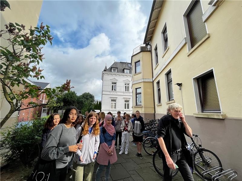 Klasse 9e mit Michael Quelle (rechts) auf Spurensuche: Die weiße Villa war Wohnhaus des Nazi-Bürgermeisters Carl August Nörtemann. Fotos: Richter