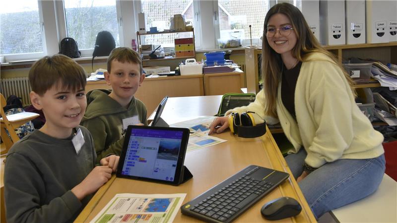 Klassenlehrerin Lisanne Wilke ist fasziniert, wie schnell die Schüler Danil und Claas die Aufgabe begreifen.