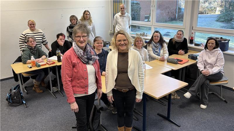 Klassenlehrerin Martina Hoops (vorne rechts) und Abteilungsleiterin Anke Hilck (vorne links) mit den angehenden Pflegeassistenten.