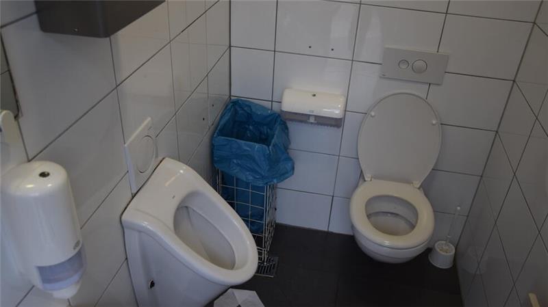 Klassisch in Weiß ist die Herrentoilette am Busbahnhof in Buxtehude gestaltet.