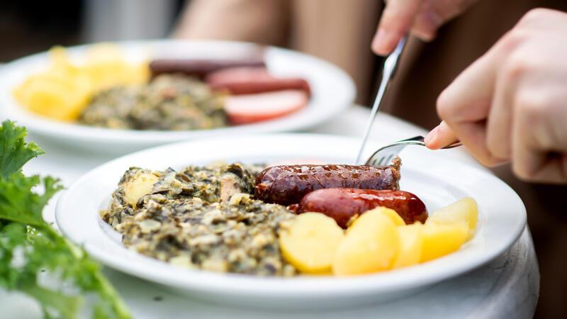 Extra-Kosten: Was sich in Restaurants derzeit ändert Klassische Beilage Salzkartoffeln auf dem Drei-Komponenten-Teller.