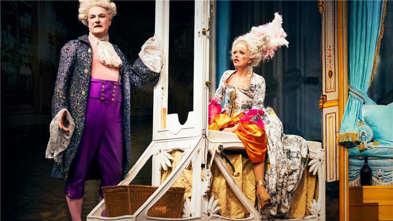 Klaus Christian Schreiber und Anna Thalbach in „Marie Antoinette - oder Kuchen für alle“.