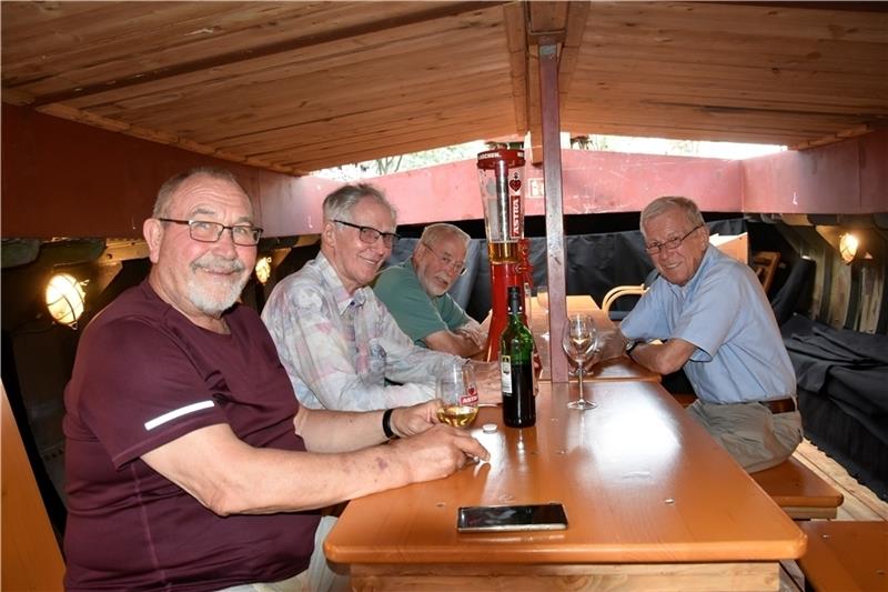 Klaus Dickehut, Gebhard Knull, Joachim Lüders und Harald Liebscher schwelgen in Erinnerung an alte Seefahrtszeiten . Foto Felsch