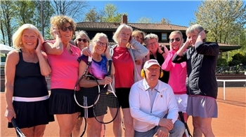 Klaus-Dieter Schmidt und die Tennisdamen vom Stader Tennis Club am Lönsweg mussten wochenlang ein nerviges Geräusch ertragen.