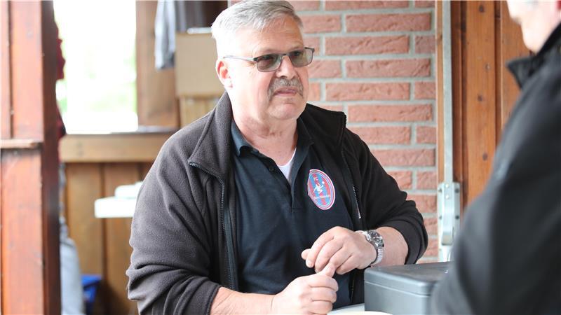 Klaus Draack arbeitet seit 18 Jahren als Kassierer. Gegen den ASC begrüßt er etwa 150 Zuschauer.