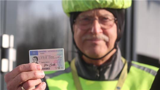 Klaus Ewald aus Hammah vor dem Straßenverkehrsamt des Landkreises in Stade. Die Frage, ob er seinen Scheckkarten-Führerschein schon tauschen muss, hat ihn beschäftigt.