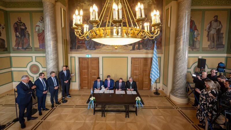 CSU und Freie Wähler unterzeichnen Koalitionsvertrag  Klaus Holetschek (M, l-r), Markus Söder, Hubert Aiwanger und Florian Streibl unterzeichnen im bayerischen Landtag den Koalitionsvertrag.