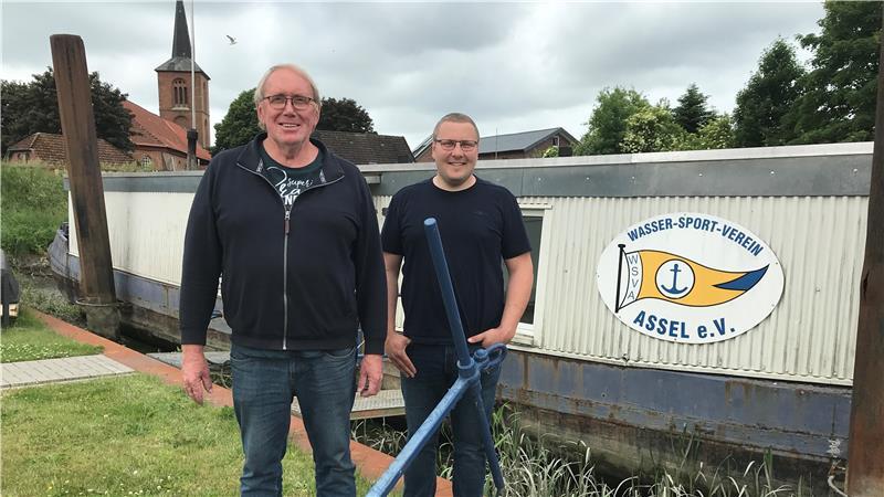Klaus Horwege (links) und Daniel Fischer möchten jüngere Menschen für den Wassersportverein Assel gewinnen.