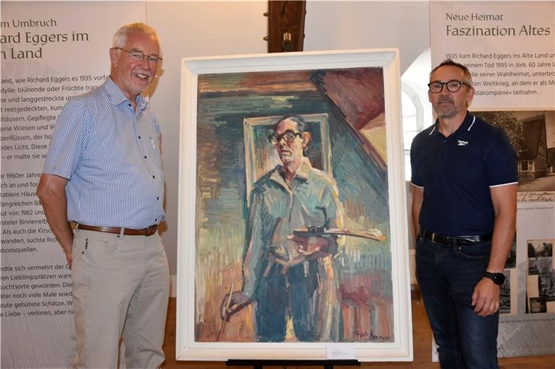 Bedeutender Maler im Alten Land: Wie Richard Eggers als Mensch war Klaus Hubert (links) mit dem Enkel von Richard Eggers, Björn Eberle, vor dem Selbstporträt des berühmten Malers in der Sonerausstellung im Museum Altes Land. Foto: Felsch
