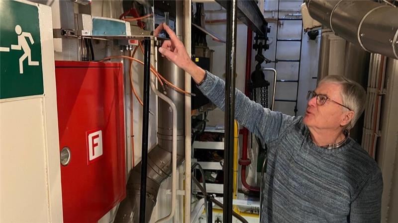 Klaus Kahrs zeigt im Maschinenraum die neue Feuerlöscheinrichtung - eine Auflage der Berufsgenossenschaft.