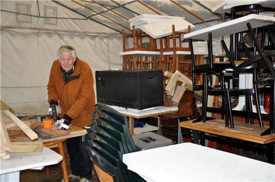Klaus Kläre beim Abbauen im Café-Zelt. Foto: Lankuttis