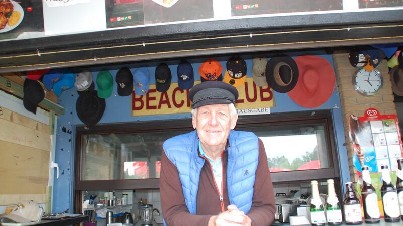 Freibäder im Landkreis Stade im TAGEBLATT-Check – Das Fazit Klaus Kläre bietet an der Beach-Bar des Fredenbecker Badesees diverse Snacks und Cocktails an.