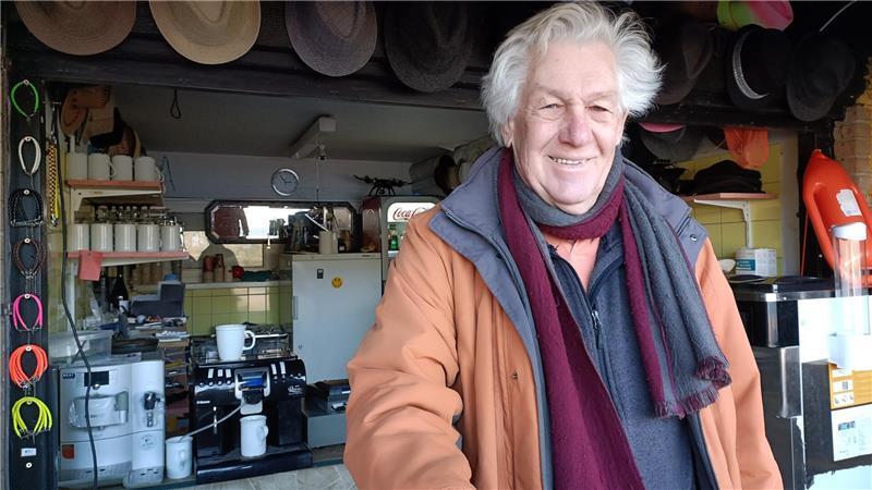 Klaus Kläre in seinem Kiosk am Fredenbecker Badesee.